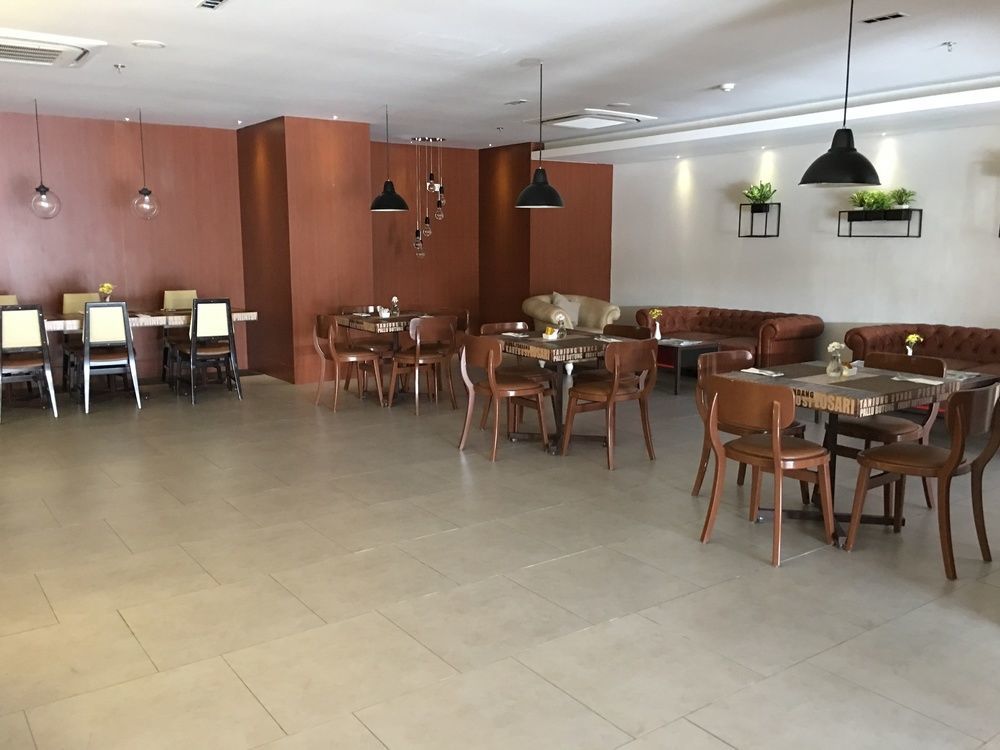 Royal Bay Hotel Makassar Eksteriør billede