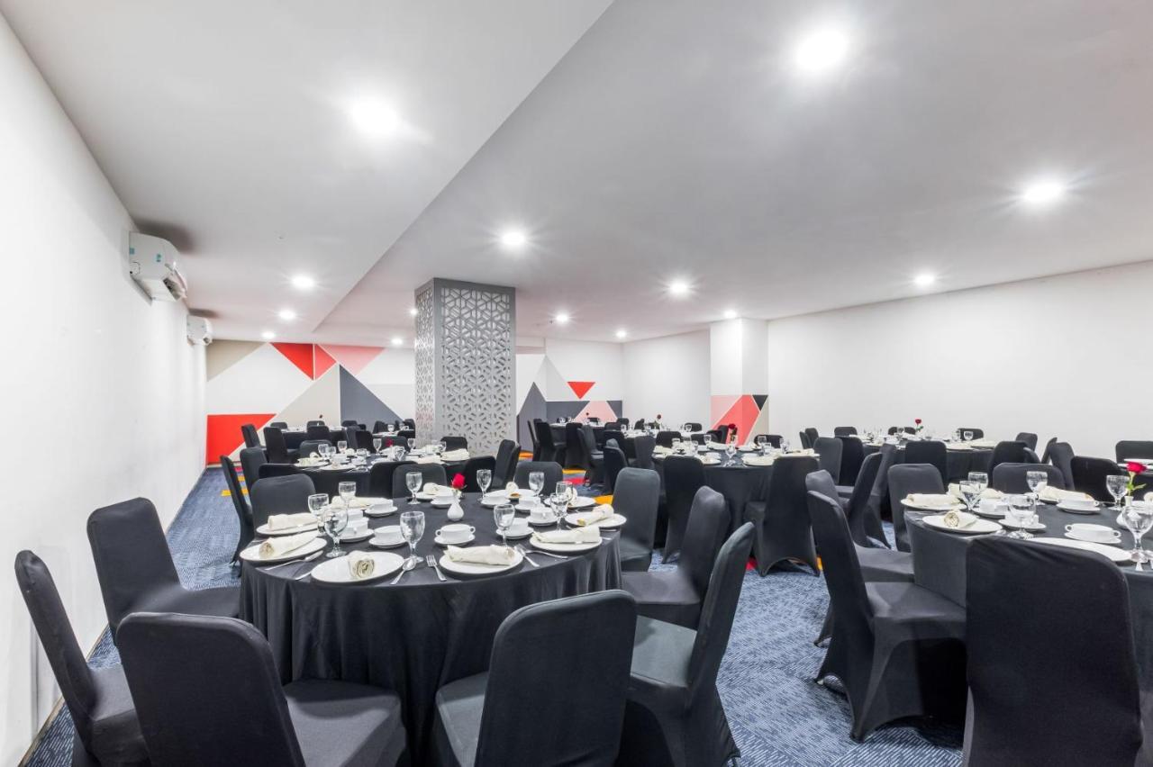 Royal Bay Hotel Makassar Eksteriør billede